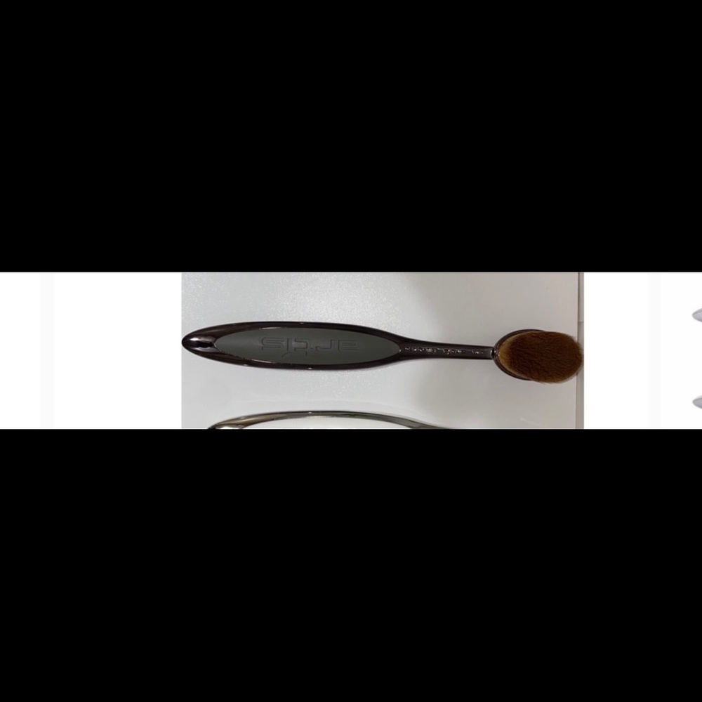 Artis Brush